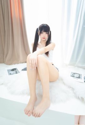 Kagurazaka Mafuyu “Denim Shorts 3” white and long legs are too hot to bear (75P)