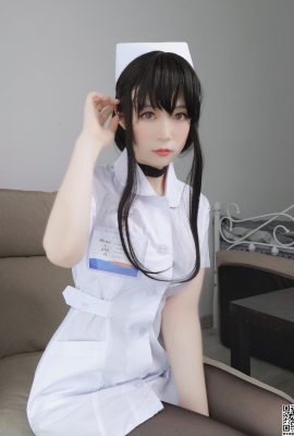 Silver 81 “Black Silk Nurse” has a good figure at a glance (66P)
