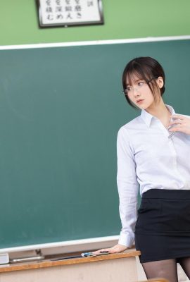 (けんけん) The teacher’s temptation to dress up in black silk is unbearable, it’s too foul (62P)