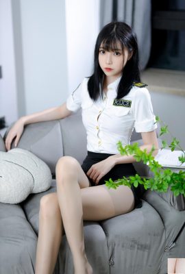 Xu Lanlan’s “White Uniform” seductive long legs become more and more irritable (40P)