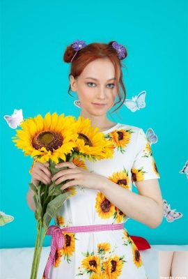 Beautiful Sunflower Girl (22P)