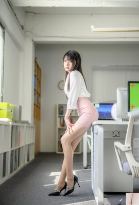 Vanilla Meow Lulu – Manglu’s pink and white skirt in the workplace (40P)