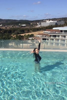 Korean pretty girl shows off her perfect body in the swimming pool (30P)