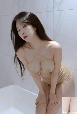 Korean beauty Shanny gets wet and seductive in the bathroom (32P)