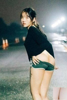 Korean beauty SonSon exposed on the street late at night (36P)