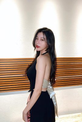Internet celebrity “Zhang Xiangxiang” has proud curves and eye-catching photos. She is fair, sexy and eye-catching (10P)