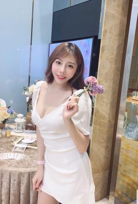 The pretty girl “Sunny” with overflowing breasts has two tender and white meat buns…it’s unforgettable!  (10P)