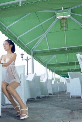 Jin Bao’s beautiful legs in stockings are photographed outside, running around with her butt naked (68P)