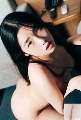 Korean beauty SonSon interacts intimately with her boyfriend at home (36P)