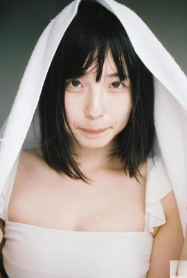(こまめ) The beautiful girl’s snow-white tender skin makes you want to take a bite (4P)