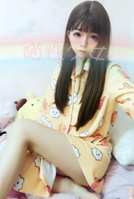 (Cute girl on Weibo)Cat girl@yellow cartoon pajamas (44P)