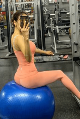 Hot mom with beautiful body in the gym (5P)