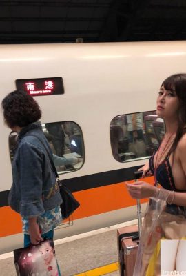 While riding the high-speed train, I was surprised to see that the girl in front of me was so sexy… her side boobs were OP!  (9P)