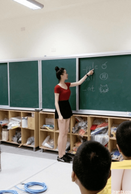 The elementary school Zhenli pants teacher is here! Wearing a “short skirt to reveal slender legs” in class was exposed… Dumbfounded: Wearing this in class?  (25P)