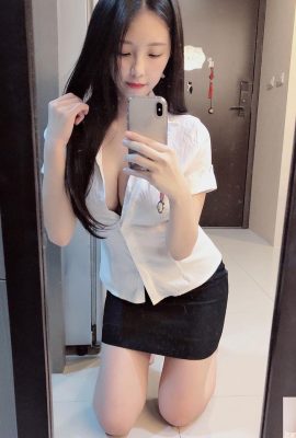 The little princess takes a selfie in OL outfit before getting off work? (Angrily_ Sexy balls popping out of shirt buttons, super hot (15P)