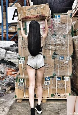I was surprised to see the beautiful warehouse manager girl in the warehouse! Wearing truth pants to move goods… “I turned the front and was shocked” (14P)