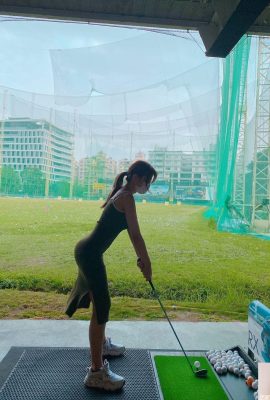 I can't concentrate without her! I happened to meet a top-notch hottie while playing golf… She appeared on IG: This figure is so fierce!  (18P)