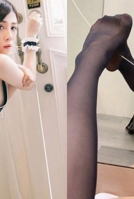 E-cup beautiful sweetheart “Kebao” wears black stockings and spreads her legs in front of the mirror, super evil perspective (44P)