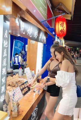 The hot busty girls “Xiancaier&Lara囍” at Shilin Night Market bent over to fish for goldfish and attracted the attention of the crowd! Super eye-catching “low-cut perspective” (20P)