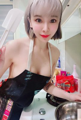 Sexy little cook “Arashi Ji Xiaolan” nude apron showing side breasts (10P)