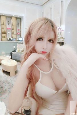 G-cup doll hottie Luby “gives both balls during meal” (13P)