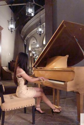 The elegant girl playing the piano in Golden Sanmai, the small dress can't hide her good curves ~ Yan Yan'er (10P)