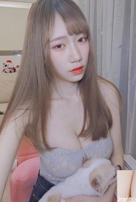 Pretty girl Zhihan puts on a red bikini and her sexy balls pop out, super hot (71P)