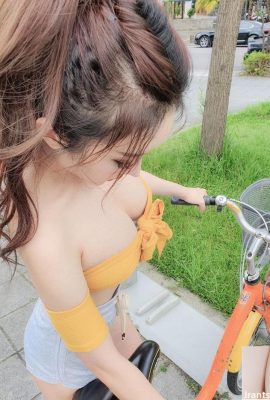 I will ride UBIKE every day from now on!  “Girl with fair skin and tender breasts” lowers her head to lead the car… huge headlights to meet guests: This is F~ Yun Yan (12P)
