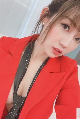 The handsome little secretary “Yuanyuan” couldn't wait to show off her sexy side after get off work. She didn't even have time to take off her white shirt… (10P)