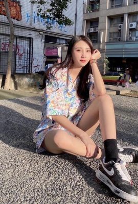 Not only does she have long legs that exceed 100 centimeters, but she also has 9 graceful curves and a body with round and beautiful breasts that are ready to come out~Wendy Wanxuan (20P)