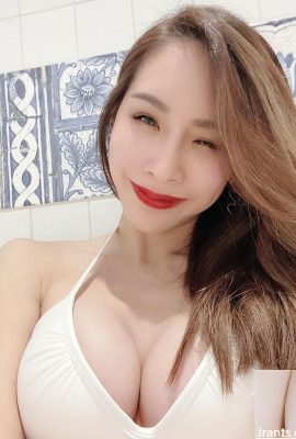 17 Anchor Joyce Qiaoqiao takes a hot selfie before going to the bath with her plump balls ready to come out, super hot (15P)