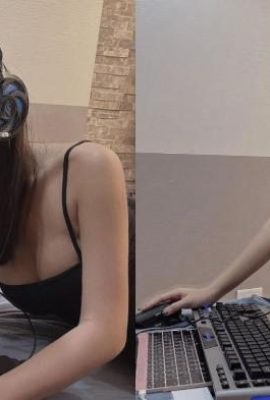 Pretty girl Coco is so sexy when she plays e-sports games. It’s too foul to dress like this!  (20P)