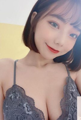 The pure lust girl with a proud figure tweeted (14P)