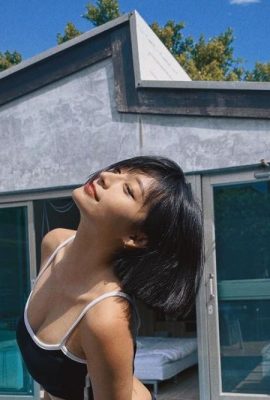 G-level Tzuyu shows off her beautiful figure by the swimming pool
