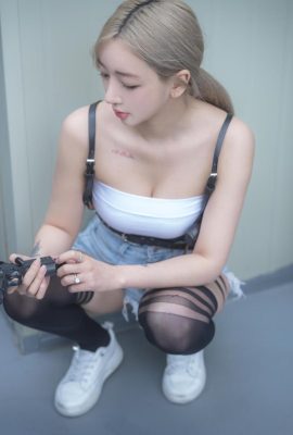 (Jia) Korean blonde girl with long legs and fair skin becomes more and more irritated the more you look at it (58P)