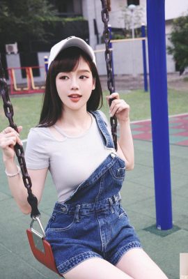 The round and beautiful breasts were swinging on the swing, and the parents were dumbfounded as they passed by. The father kept staring at the net (9P)