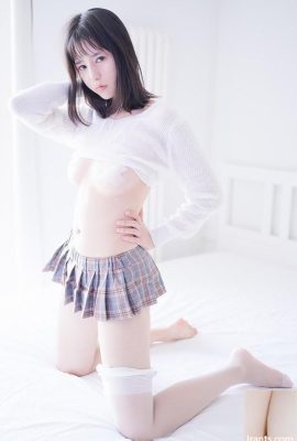 The pure girl Ai Lili has silky and beautiful skin (32P)