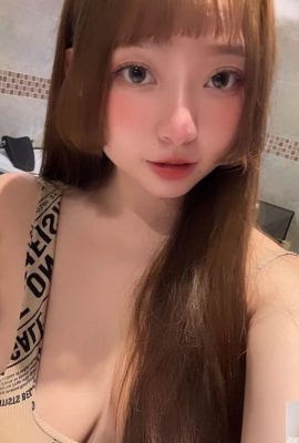 Beautiful girl “Zhan Zhuzhu” has a plump bust showing off her full breasts, which is spectacular (10P)