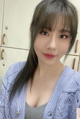 Long-legged hottie “Liu Xuan” takes a sexy selfie with her tender breasts ready to come out (10P)