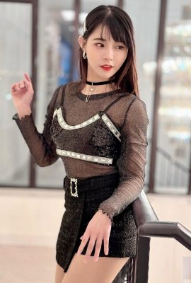 Hot girl “Lu Xiaoqing” has a slim waist and curves that are so tempting! Eyes eating ice cream (10P)