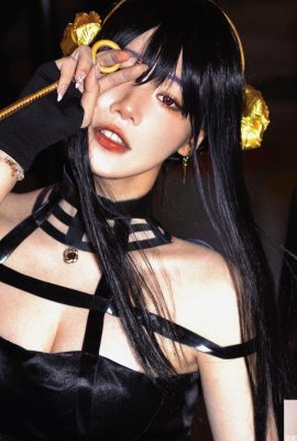 The perfect cosplayer “Lingling Linnnng”'s white and tender body is so eye-catching, the deep groove is so tempting (10P)