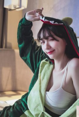 Netizens can't resist the scene of big-eyed pretty girl “Zi Miao” showing her deep cleavage (10P)