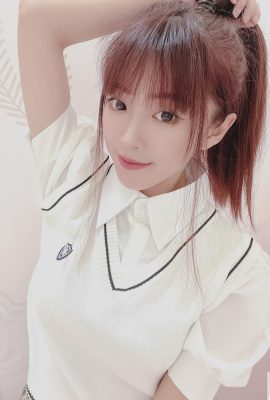 Hot girl “Jingjing” charms everyone with her sweet appearance! People can't take their eyes away(10P)