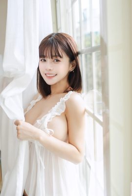 “Sister Xiaohua” has a goddess-like appearance and figure and a sweet smile that makes people fall in love (10P)