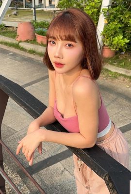 The pretty girl “Peng Peng Rourou” has a bulging figure and can't stop looking at it (10P)