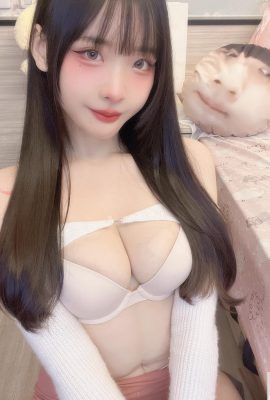 Live hottie “Ha Ni” conquers the audience in one second with her white, tender and beautiful breasts and her seductive sweet smile (10P)