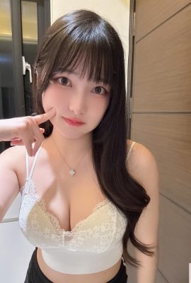 The breast girl “Yili” is so plump and sexy that she is almost full (10P)