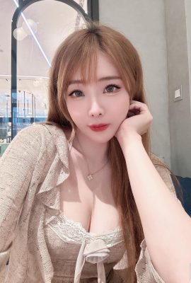 Beautiful-breasted hottie “Zhang Xiaorou” has a delicate face and a perfect body, attracting countless fans (10P)