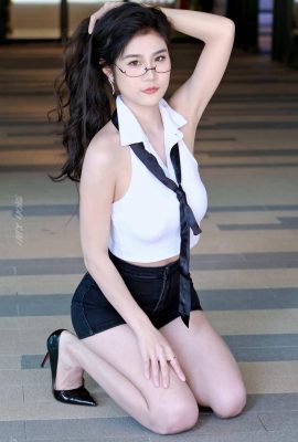 (Palm Photography) Long-legged beauty model Dora shoots beautiful legs in high heels in front of the company (96P)