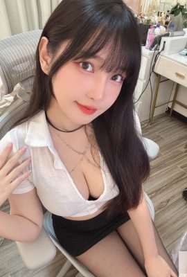 The sweetheart with beautiful breasts “Yili” is showing off her deep groove welfare in a bold manner, and the more she watches, the more unbearable she becomes (10P)